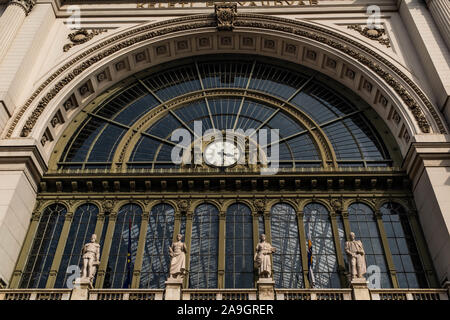 Ein Fenster und eine Uhr über dem Eingang des Keleti Bahnhof in Budapest. Stockfoto