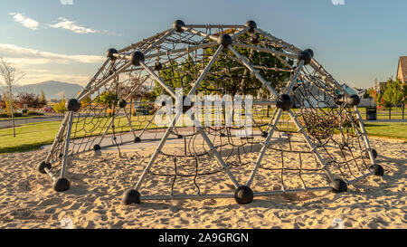 Panorama rahmen Metall Kuppel Klettern mit Netzen auf einem Spielplatz Stockfoto