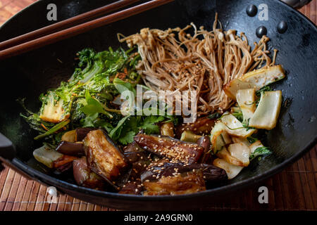 Asiatische Auberginen, Pilze, Kohl Rühren im Wok gebraten. Stockfoto