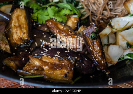 Asiatische Auberginen, Pilze, Kohl Rühren im Wok gebraten. Stockfoto