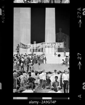 Gruppe von Menschen versammelt, um auf die Schritte des Lincoln Memorial mit einem Banner "Revolutionäre Volk der Verfassungskonvent" während der Black Panther Party Convention, Washington, D.C., USA, Fotograf Thomas J. O'Halloran, Warren K. Leffler, Juni 1970 Stockfoto