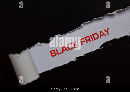 Schwarzer Freitag Text in zerrissenem Papier geschrieben Stockfoto