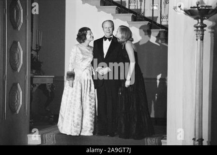 Us-Präsident Gerald Ford, erste Dame Betty Ford, und Tochter Susan Ford bei einer Weihnachtsfeier im Weißen Haus, Washington, D.C., USA, Foto: Thomas J. O'Halloran, Dezember 1975 Stockfoto