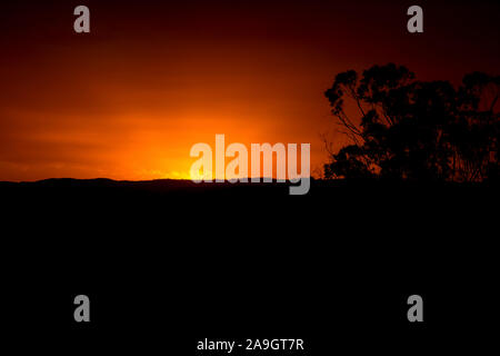 Leuchtend rote Sonnenuntergang von bushfire Rauch und Staub in den Blue Mountains in Australien verursacht Stockfoto