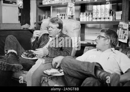 Demokratische US-Präsidentenkandidat Jimmy Carter isst mit seinem Bruder Billy Carter, während einer Kampagne Stopp bei Billy's Gas Station, Plains, Georgia, USA, Foto: Thomas J. O'Halloran, 10. September 1976 Stockfoto