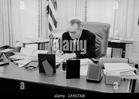 Us-Präsident Lyndon Johnson am Schreibtisch im Oval Office im Weißen Haus, Washington, D.C., USA, Foto: Thomas J. O'Halloran, Februar 1964 Stockfoto