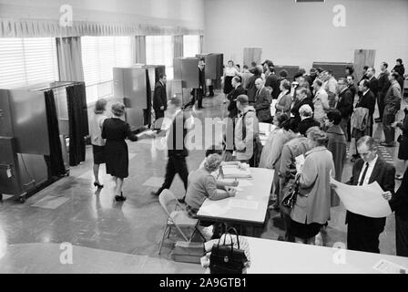 Gruppe von Menschen für Präsidenten, Prince Georges County, Maryland, USA, Foto: Thomas J. O'Halloran, 3. November 1964 Stockfoto