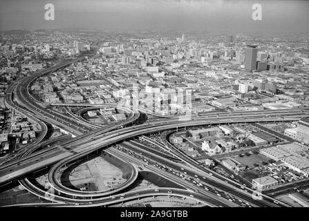 Hohe Betrachtungswinkel von Los Angeles, Kalifornien, USA, der Autobahnen 10 und 110 im Vordergrund, Stadtbild im Hintergrund, Foto von Thomas J. O'Halloran, Juli 1965 Stockfoto