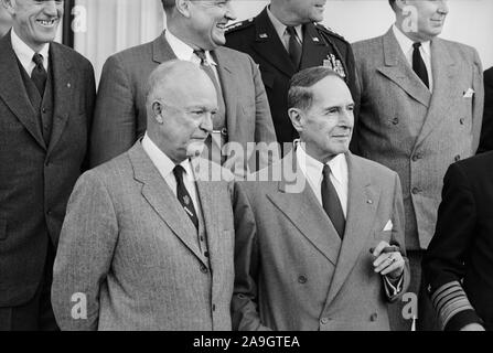 Us-Präsident Dwight Eisenhower mit General Douglas MacArthur, halber Länge Portrait, Washington, D.C., USA, Foto: Thomas J. O'Halloran, 1956 Stockfoto