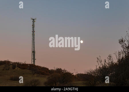 Cell Tower und den aufgehenden Mond Stockfoto