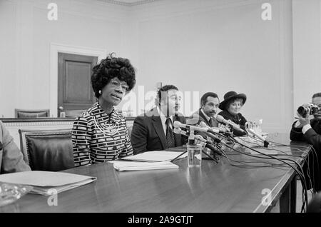 Demokratische US-Kongressabgeordnete Shirley Chisholm Bekanntgabe ihrer Kandidatur für den US-Präsidentschaftskandidaten mit Vertretern Parren Mitchell, Charles Rangel, und Bella Abzug bei Tisch mit Mikrofonen sitzen, Thomas J. O'Halloran, 25. Januar 1972 Stockfoto