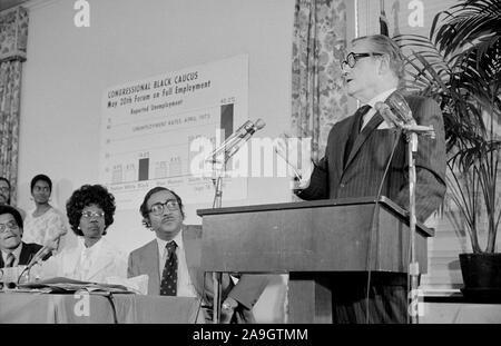 Us-Vizepräsident Nelson Rockefeller Adressen Congressional Black Caucus Vollbeschäftigung Forum als New Yorker Kongressabgeordnete Shirley Chisholm schaut, Washington, D.C., USA, Foto: Thomas J. O'Halloran, 20. Mai 1975 Stockfoto