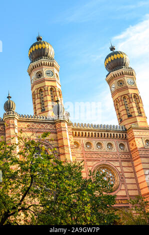 Vertikale Foto der Großen Synagoge in der ungarischen Hauptstadt Budapest. Dohany Synagoge, die größte Synagoge in Europa. Zentrum der Neolog Judentum. Ornament Fassade und zwei Zwiebeltürme. Stockfoto