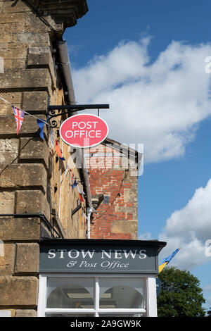 Verstauen auf der Wold post Shop anmelden. Verstauen auf der Welt. Cotswolds, Gloucestershire, England Stockfoto