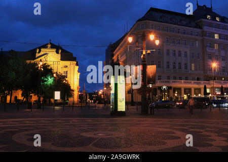 BRATISLAVA, SLOWAKEI - September 02, 2019: Hviezdoslavovo Platz am Abend. Gebäude des slowakischen Staates Philharmoniker Stockfoto