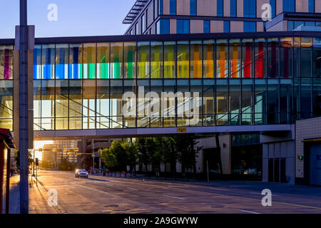 Regenbogen geschmückt Passerelle, Downtown, Calgary, Alberta, Kanada Stockfoto