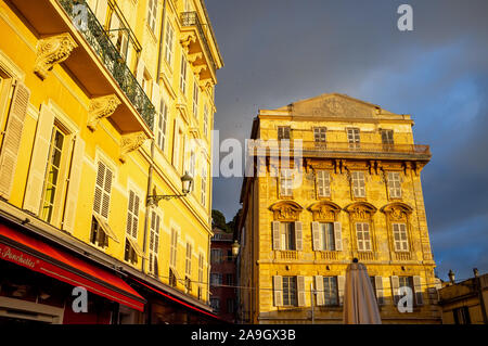 Classic Gelb Fassaden auf der Cours Saleya Marktplatz in der Altstadt von Nizza, Côte d'Azur Stockfoto