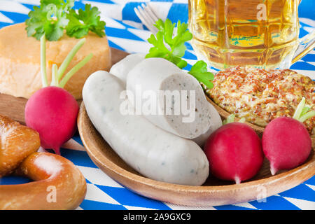 Deutsche bayerischen Essen und Trinken mit weißen Würste Stockfoto