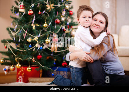 Finnland, Lets, Mutter und Kleinkind vor Weihnachtsbaum Stockfoto