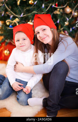 Finnland, Lets, Mutter und Kleinkind vor Weihnachtsbaum Stockfoto