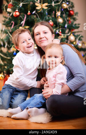 Finnland, Lets, Mutter und Kleinkind vor Weihnachtsbaum Stockfoto