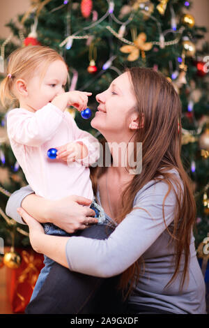 Finnland, Lets, Mutter und Kleinkind vor Weihnachtsbaum Stockfoto