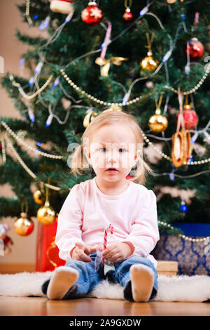 Finnland, Lets, Mutter und Kleinkind vor Weihnachtsbaum Stockfoto