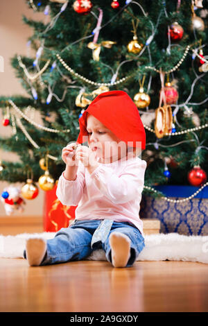 Finnland, Lets, Mutter und Kleinkind vor Weihnachtsbaum Stockfoto