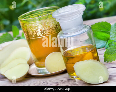 Ingwer Tee Ingwer Öl auf Holz- Tabelle Stockfoto