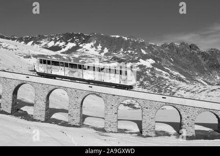 Davos: Skifahren auf Kunstschnee auf der rechten Seite und die Bergbahnen in Davos Parsenn links Stockfoto