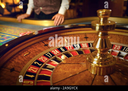 Roulette Rad und croupier Hand kein Tisch im Casino. Stockfoto