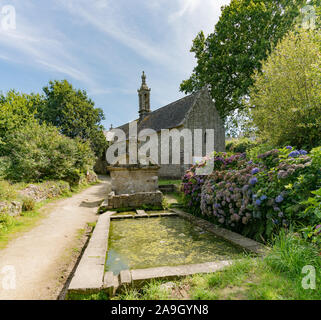 Locronan, Finistere/Frankreich - 23. August 2019: Die Kapelle Notre-Dame-de-Bonne-Nouvelle in Locronan Dorf in der Bretagne Stockfoto