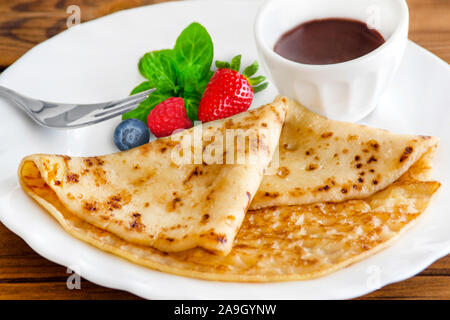 Pfannkuchen Crepe und Schokoladensauce Stockfoto