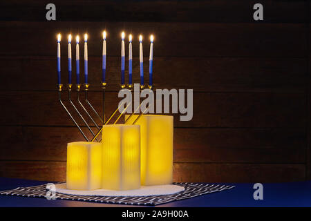 Chanukka noch Leben der leuchtenden gelben elektrischen Kerzen und beleuchteten menorah Stockfoto