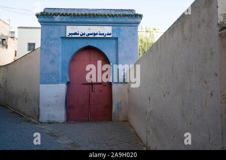 Fez, Marokko. November 9, 2019. Ein typisches Tor von einem Haus in der Medina Stockfoto