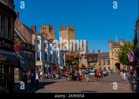 Die Türme der Kathedrale von Wells aus dem Markt mit der gut im Vordergrund. Stockfoto