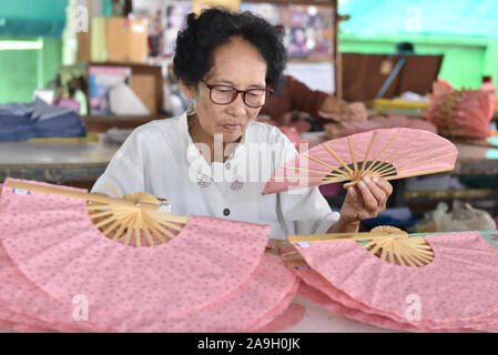 Frau basteln Papier Ventilatoren, Bo Sang Papier Regenschirm Dorf, Nordthailand Stockfoto