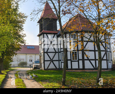 Altbarnim, Deutschland. 11 Nov, 2019. Blick auf die kleine Fachwerkkirche. Es ist winzig, im Landhausstil gebaut und jetzt ziemlich schief - Die Fachwerkkirchen im Oderbruch Dorf Altbarnim. Und es hat seine Nutzer seit Jahrhunderten belegt, noch die Rätsel. Durch Weihnachten spätestens, wird die Kirche wieder voll werden. Foto: Patrick Pleul/dpa-Zentralbild/ZB/dpa/Alamy leben Nachrichten Stockfoto