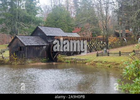 Mabry Grist Mill in Virginia an einem regnerischen Tag Stockfoto