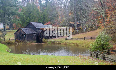 Mabry Grist Mill in Virginia an einem regnerischen Tag Stockfoto