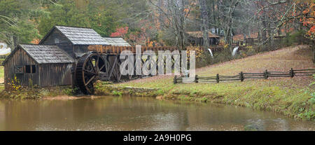 Mabry Grist Mill in Virginia an einem regnerischen Tag Stockfoto