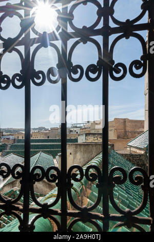 Fez, Marokko. 9. November 2019. Der Blick auf die Stadt durch die eingerichtete Metallgitter der Al Attarine Madrasa Stockfoto