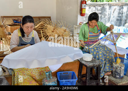 Thailändische Frau, handgeschöpftem Papier Sonnenschirme am Bo Sang weiter nach Chiang Mai, Thailand Stockfoto