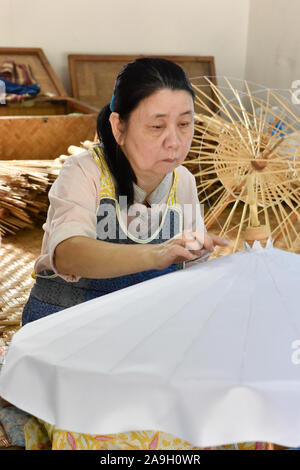 Frau basteln Papier Schirme, Bo Sang Papier Regenschirm Dorf, Nordthailand Stockfoto