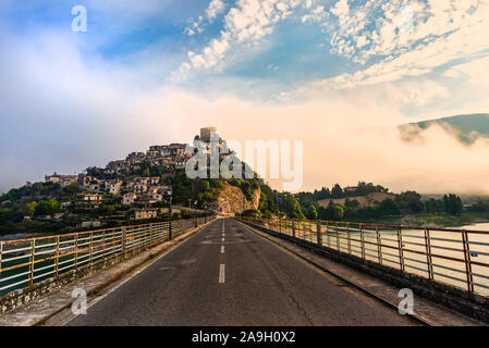 Am frühen Morgen mit niedrigen Wolken über die Berge hinter Castel di Tora, Italien Stockfoto