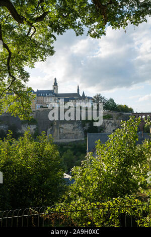 Die Stadt Luxemburg/Luxemburg - 10. August 2019 - Luxemburg Skyline und Brücke von üppigen grünen Sommer Bäume gerahmt Stockfoto