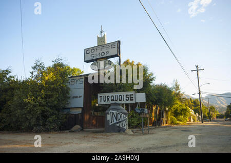 Alte indische Store mit Türkis Schmuck und Kaffee in drei Flüssen Stockfoto