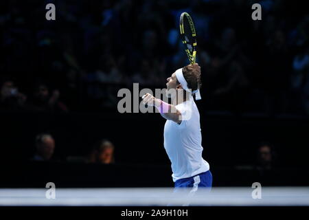 London, Großbritannien. 15. Nov 2019. Rafael Nadal von Spanien feiert seine drei während der ATP World Tour Finals über StefanosTsitsipas Griechenlands Gewinn an der O2-Arena am 15. November 2019 in London, England. Credit: Paul Cunningham/Alamy leben Nachrichten Stockfoto