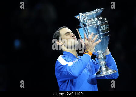 London, Großbritannien. 15. Nov 2019. Rafael Nadal aus Spanien auf Gericht seine Welt Nummer eins der ATP-Trophäe, nachdem seine singles Match akzeptieren Gewinn über StefanosTsitsipas von Griechenland während der ATP World Tour Finale in der O2 Arena am 15. November 2019 in London, England. Credit: Paul Cunningham/Alamy leben Nachrichten Stockfoto