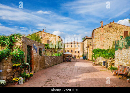 Die Hauptstraße mit alte Steinbauten der Isola Maggiore (Greate Insel) Dorf des Lago Trasimeno in Umbrien Stockfoto